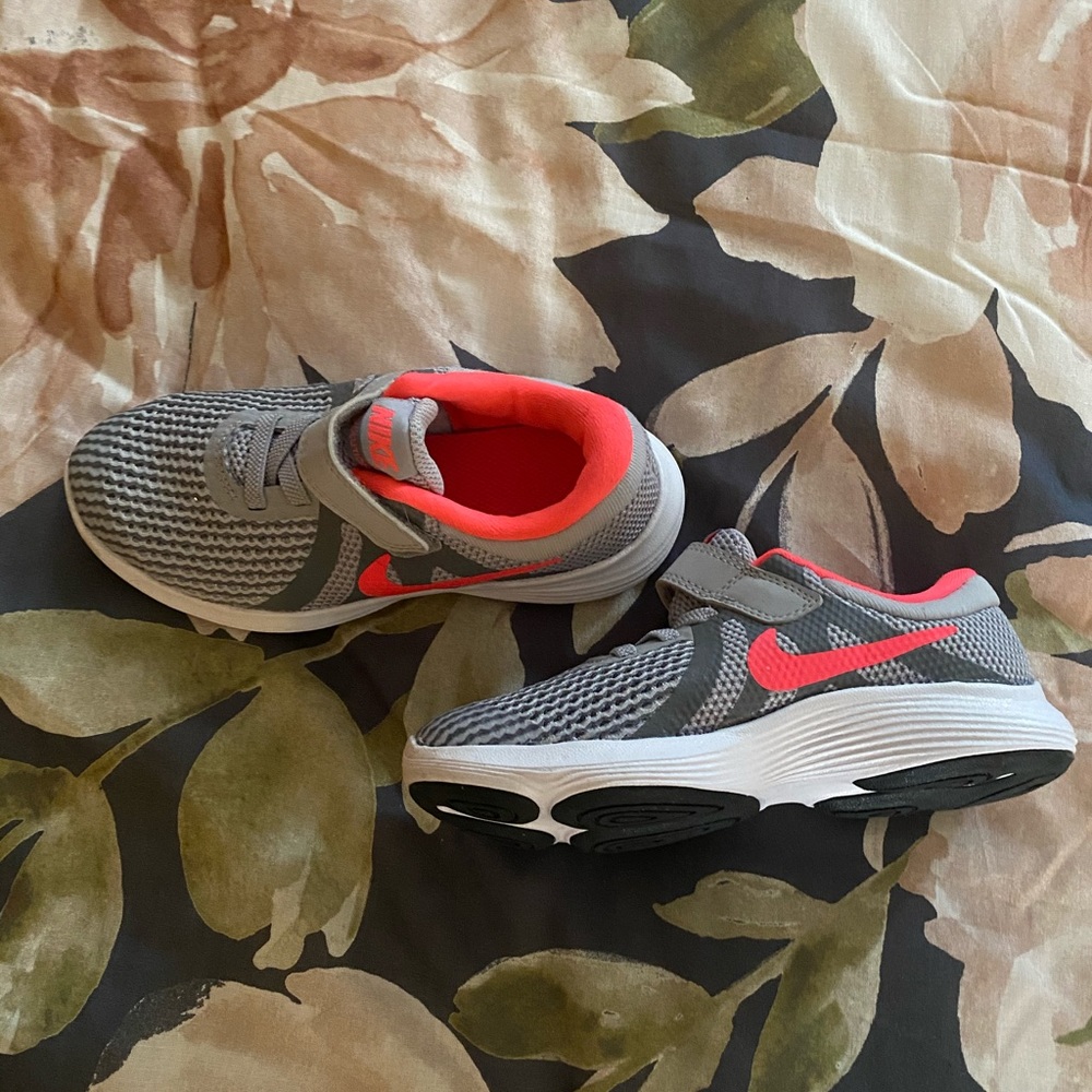 Kids grey and hot pink tennis shoes